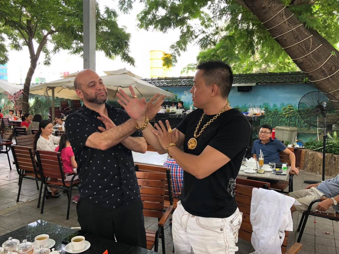 Flores vs. Huy Tùng: Cuộc gặp kiểu... tập kích? Flores vs. Huy Tùng: Cuộc gặp kiểu... tập kích?